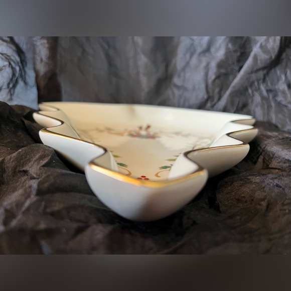 MIkasa Holiday Tree Serving Dish/Candy/Trinkets - Picture 4 of 7